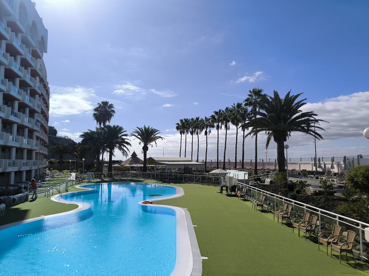 Pool overlooking the ocean at Servatur Green Beach
